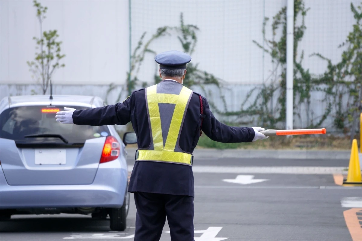 駐車場て_交通誘導する警備員