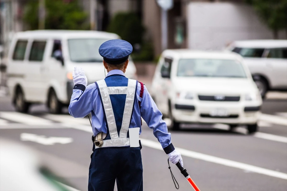 交通誘導中の男性警備員