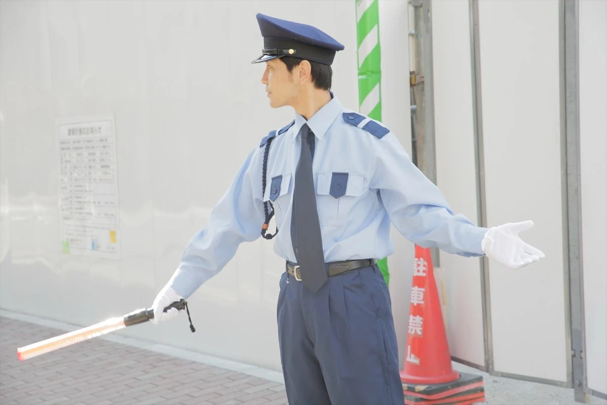 交通整理する警備スタッフ